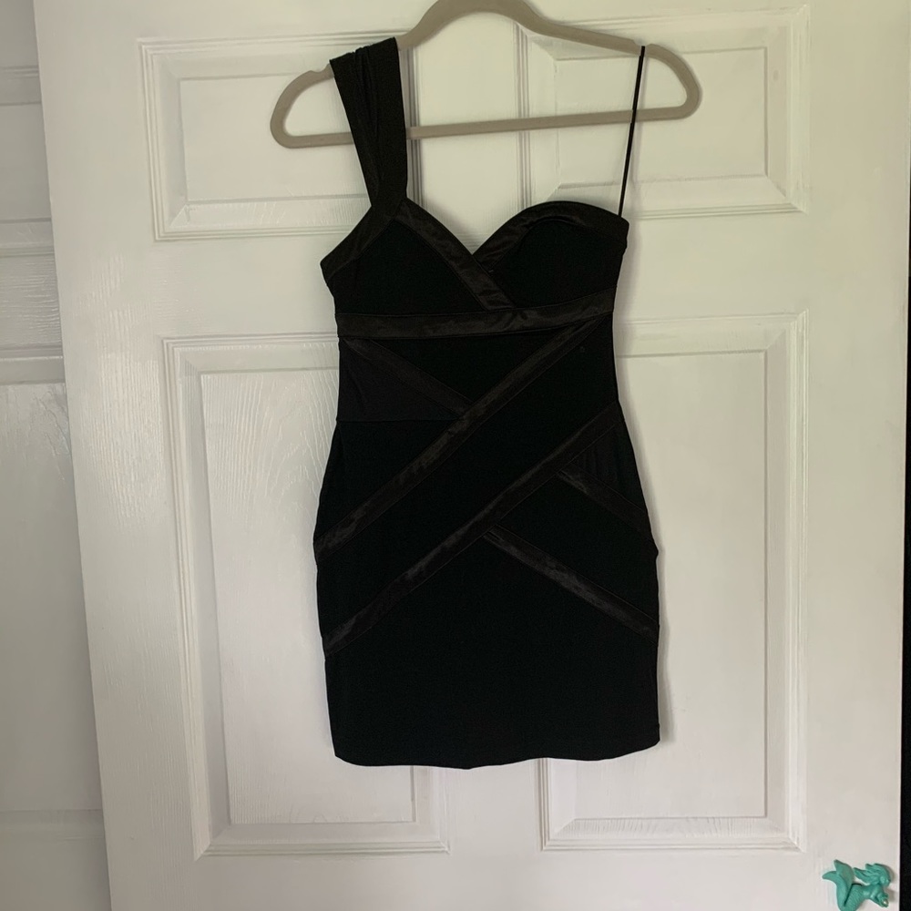 One-shoulder dress
